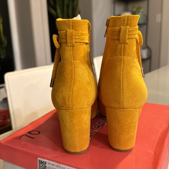 Yellow boots - size 6 - Picture 6 of 9